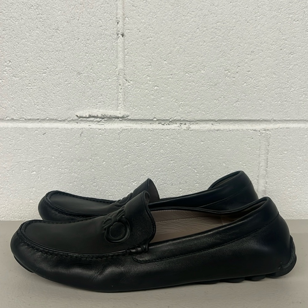 Men's Sz 9 E width designer Ferragamo
embossed-Gancini loafers slip on logo